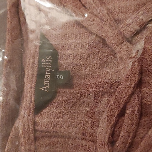 Soft light burgundy cotton criss cross detail v-neck top - Picture 2 of 2